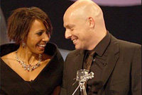 Dave Brailsford yn derbyn ei wobr gan Dame Kelly Holmes