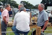 Ffermwyr yn rhoi'r byd yn ei le yn sioe Dinbych a Fflint