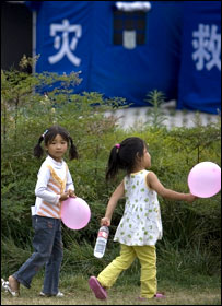 地震灾区的女孩儿