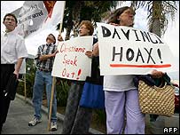 Manifestantes protestam contra o filme em Los Angeles