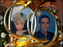 O memorial para Diana e Dodi Al Fayed na loja Harrod's de Londres