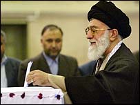 İran'ın dini lideri Hamaney oy kullanıyor 