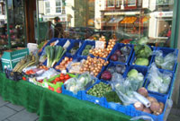 Tu allan i siop RG Prichard