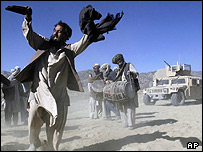 مردان افغان در ولایت پکتیکا، در حال رقصیدن در برابر سربازان آمریکایی