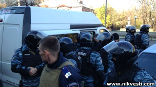 Бійці "Беркута" охороняють бюлетені у Первомайську 