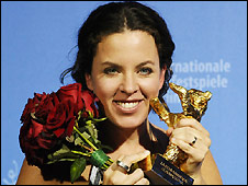 Đạo diễn Claudia Llosa lên nhận giải Golden Bear cho phim The Milk of Sorrow 