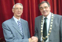 Gwyn Briwnant Jones yn trosglwyddo medal y Cymrodorion i Brynmor Jones