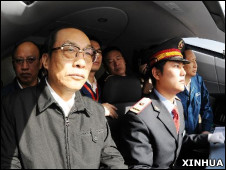 中国原铁道部部长刘志军（左）在一列中国高铁CRH 380A型动车组的驾驶舱内监察试运行情况（新华社图片3/12/2010）