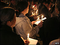 Cầu nguyện bên ngoài nơi từng là tòa Khâm sứ