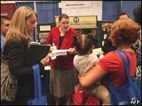 Pessoas em feira de empregos em Denver, nos Estados Unidos