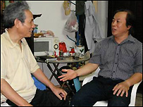 Nguyễn Khắc Toàn (bên phải) và ông Hòang Tiến