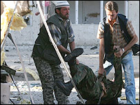 انتقال یک جسد از صحنه انفجار انتحاری کابل