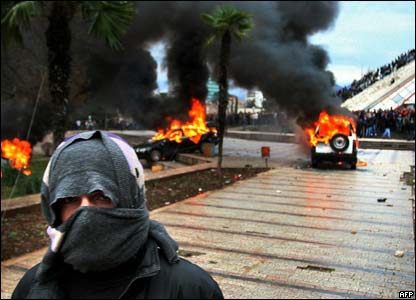 Të paktën tre persona gjetën vdekjen dhe shumë të tjerë, përfshirë policë, u plagosën gjatë përleshjeve. Protestuesit u vunë zjarrin disa makinave.