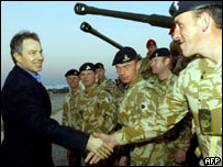 بلئیر برطانوی فوجیوں کے ساتھ