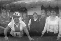 Staff Co-op y Rhos yn aros i groesawu'r seiclwyr