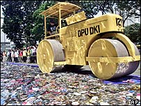 Korsan CD'leri ezen bir bilgisayar