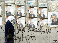 Palestina caminha ao lado de cartazes de campanha em Ramallah