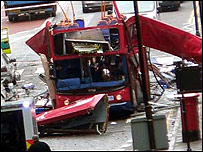 Ônibus destruído por explosão