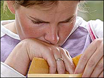 Studentka otvírá obálku s výsledky přijímacího řízení na VŠ