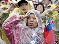 Partidários da oposição em Taiwan fazem protesto sob chuva