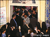 احمدی نژاد پس از انداختن رای به صندوق