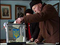 Voliči v obci Grebelki, severovýchodně od Kyjeva