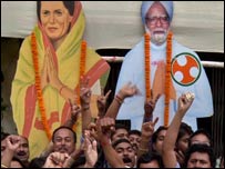 सोनिया गाँधी और मनमोहन सिंह के पोस्टर