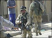 Soldados patrulham Fallujah, a 50 km de Bagdá