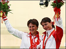 Natalia Paderina của Nga, trái, và Nino Salukvadze của Gruzia