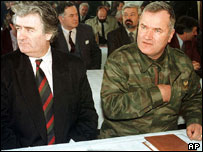 Radovan Karadzic (esq.) e Ratko Mladic