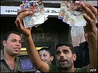 Maaşını gösteren bir Filistinli