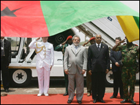 O presidente Lula desembarca em Guiné-Bissau, acompanhado do presidente do país, Henrique Rosa (Foto: Agência Brasil)