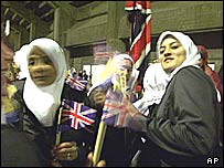 دختران مسلمان با پرچم بريتانيا