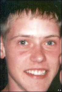 22岁的英国青年彼得·伍德姆斯被枪手杀害