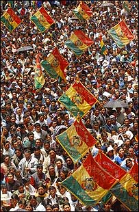 Manifestantes realizaram uma grande manifestação contra Carlos Mesa em março