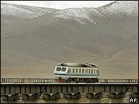 Tuyến đường sắt dài gần 1.200 km chạy qua 'nóc nhà của thế giới'