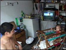 Một người dân Bắc Kinh xem Olympics trên TV