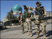 Policiais iraquianos guardam mesquita em Bagdá