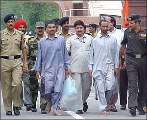 स्वदेश की सीमा में प्रवेश