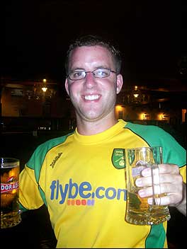 Man wearing Norwich City strip 470