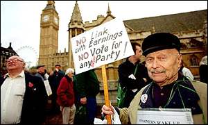 Demonstrace důchodců před Parlamentem