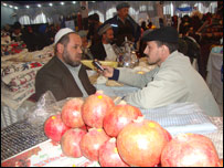 صبورحانباز بافروشنده يی در نمايشگاه