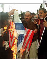 Pálení americké a izraelské vlajky