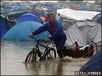 Há pessoas com água pelos joelhos
