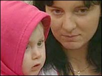 Jaroslava Trojanova e a bebê Nikola