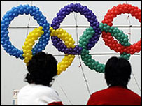 ओलंपिक लोगो को निहारते दो लोग