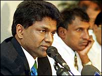 Thilanga Sumathipala (L) with Aravinda de Silva (file photo)