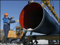 Boru hattını inşa eden Rus işçiler