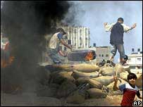 Crianças em campo de treinamento do Hamas destruído por militantes do Fatah