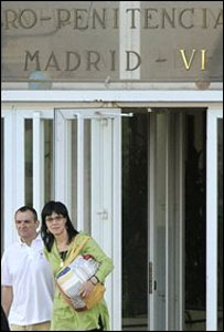 Jose Ignácio de Juana Chaos foi recebido pela mulher na saída da prisão